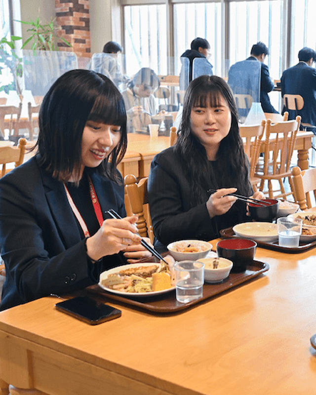 カフェテリアでランチを楽しむ社員
